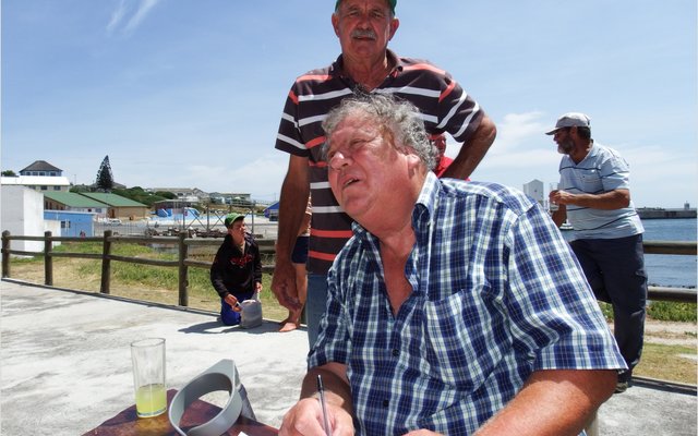 Boetie Bosman tydens ‘n inweegsessie van die Birkenhead Boothengelklub waar hy gereeld as Inweeg-meester vir die klub optree